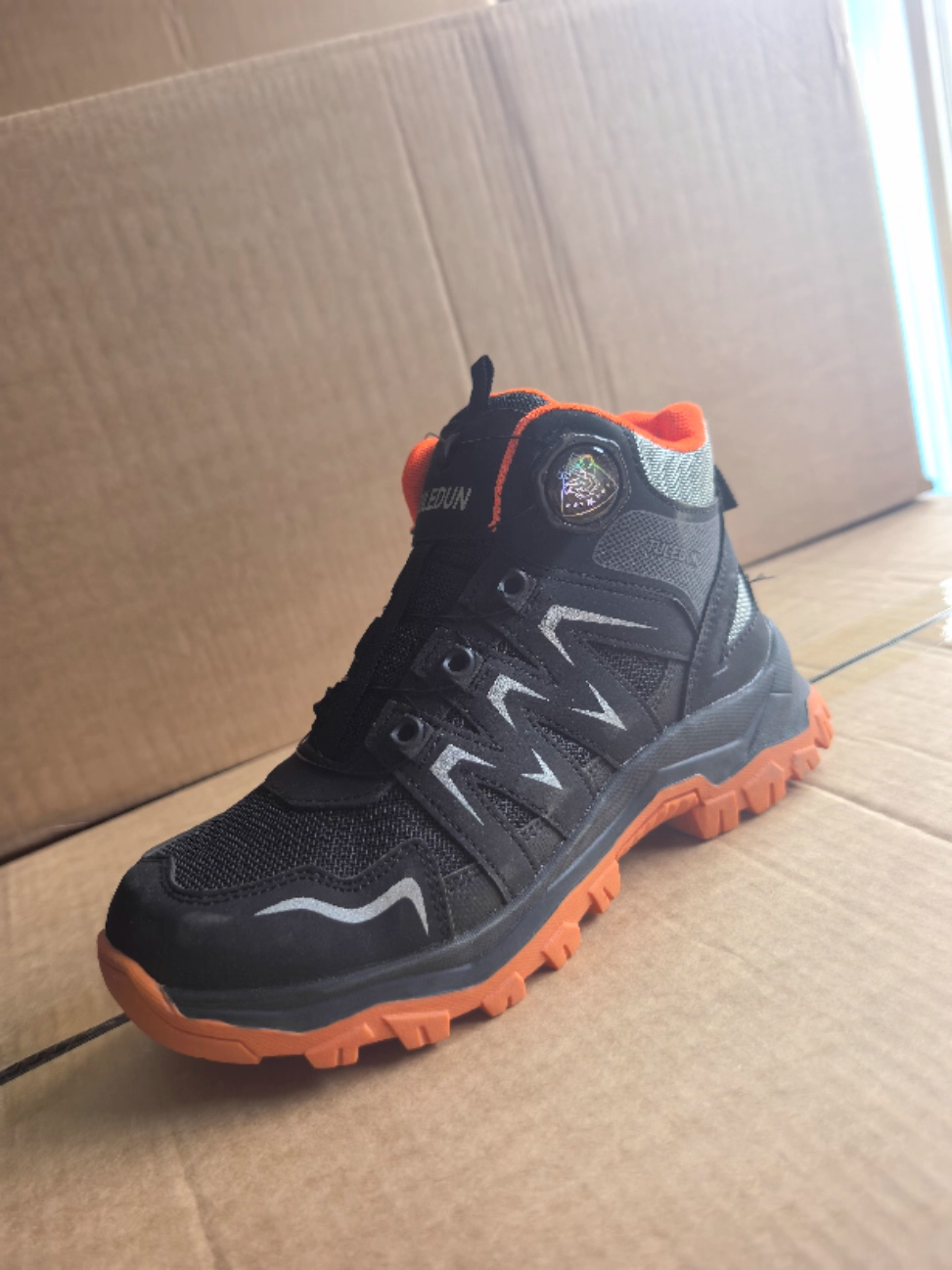 Latest company blogs about Mid cut sport work boots 